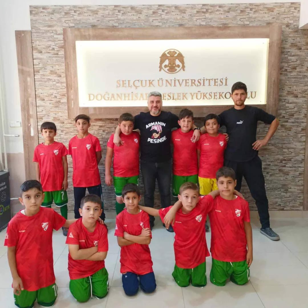 İlçemiz 9 Yaş Futbol Takımına Forma Hediyesi
